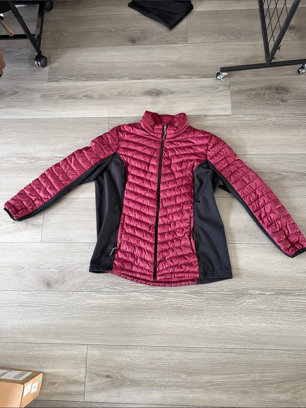 Women’s Lightweight Quilted Jacket in Burgundy and Black 32 Heat